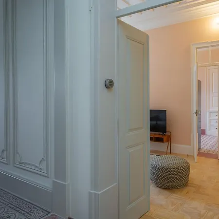Pombaline Building W/pool By Lovelystay Apartman